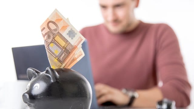 Die Aussicht auf Gewinn lockt: Anleger dürfen sich bei Geldanlagen aber nicht von gut klingenden Versprechen blenden lassen. Die Aussicht auf Gewinn lockt: Anleger dürfen sich bei Geldanlagen aber nicht von gut klingenden Versprechen blenden lassen.