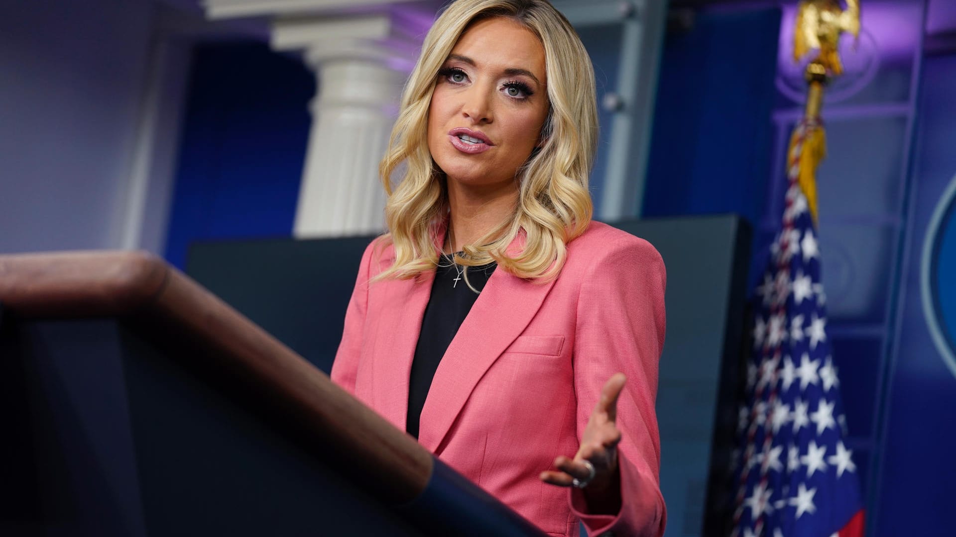 Kayleigh McEnany: Donald Trumps Pressesprecherin hat angekündigt, dass der Einreisestopp in die USA zunächst bestehen bleibt.