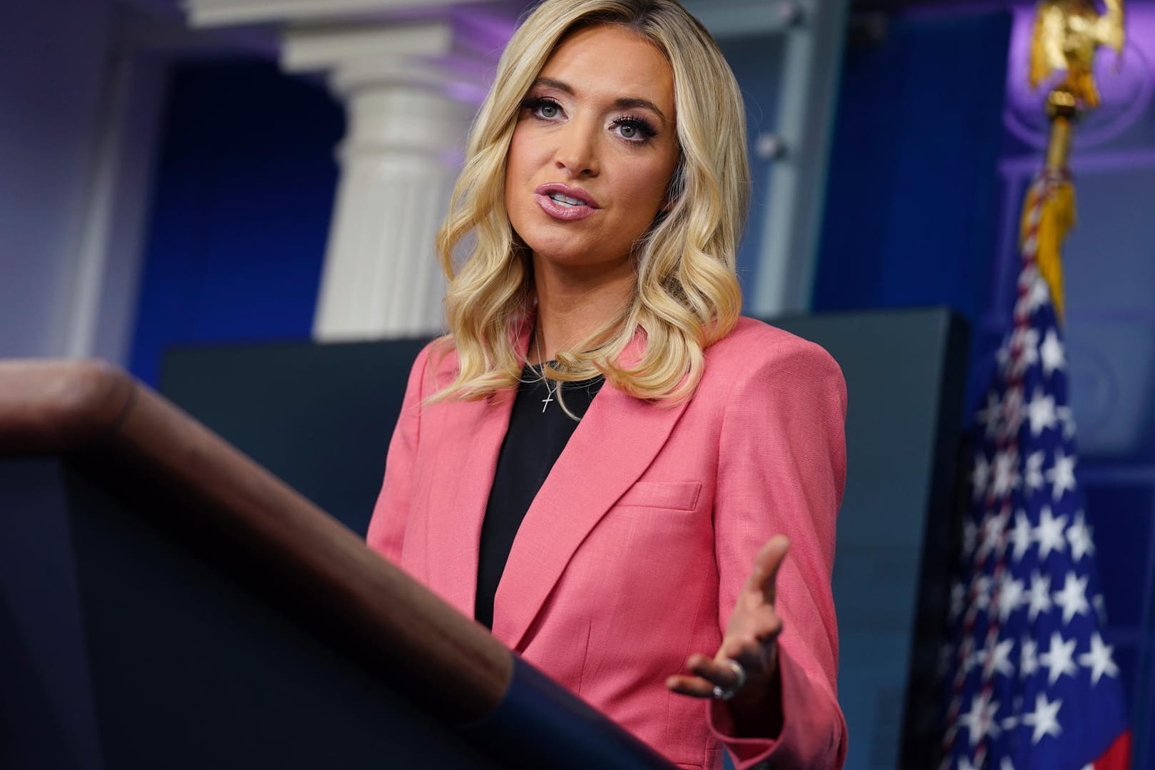 Kayleigh McEnany: Donald Trumps Pressesprecherin hat angekündigt, dass der Einreisestopp in die USA zunächst bestehen bleibt.