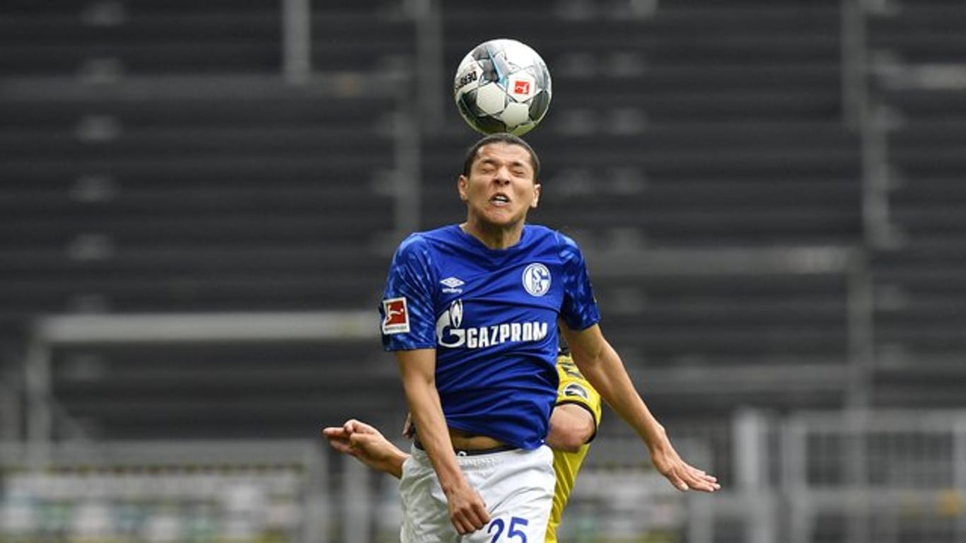 Amine Harit von Schalke köpft den Ball