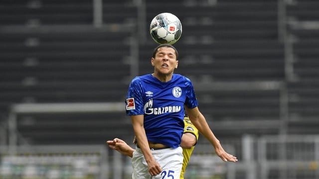Amine Harit von Schalke köpft den Ball