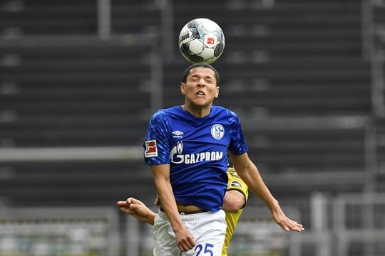 Amine Harit von Schalke köpft den Ball