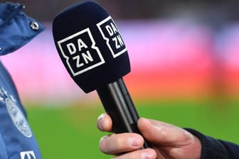 Ein Mikrofon des Streaming-Senders DAZN: Noch ist unklar, wer das Freitagabendspiel zwischen Hertha und Union überträgt.