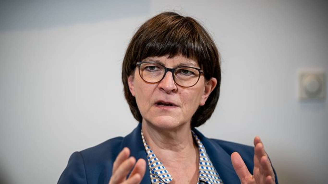 "Familienarbeitszeit könnte Eltern Mittel an die Hand geben, bei der Vereinbarung von Familie und Beruf eigene, selbstbestimmte Wege zu gehen": SPD-Chefin Saskia Esken.