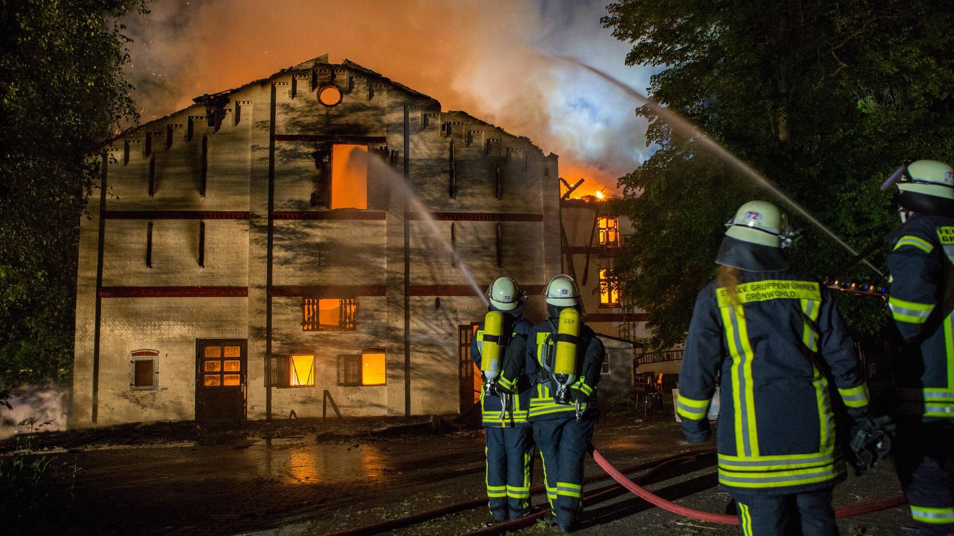 Großfeuer auf Gestüt Grönwohldhof: Zwei Pferde starben.