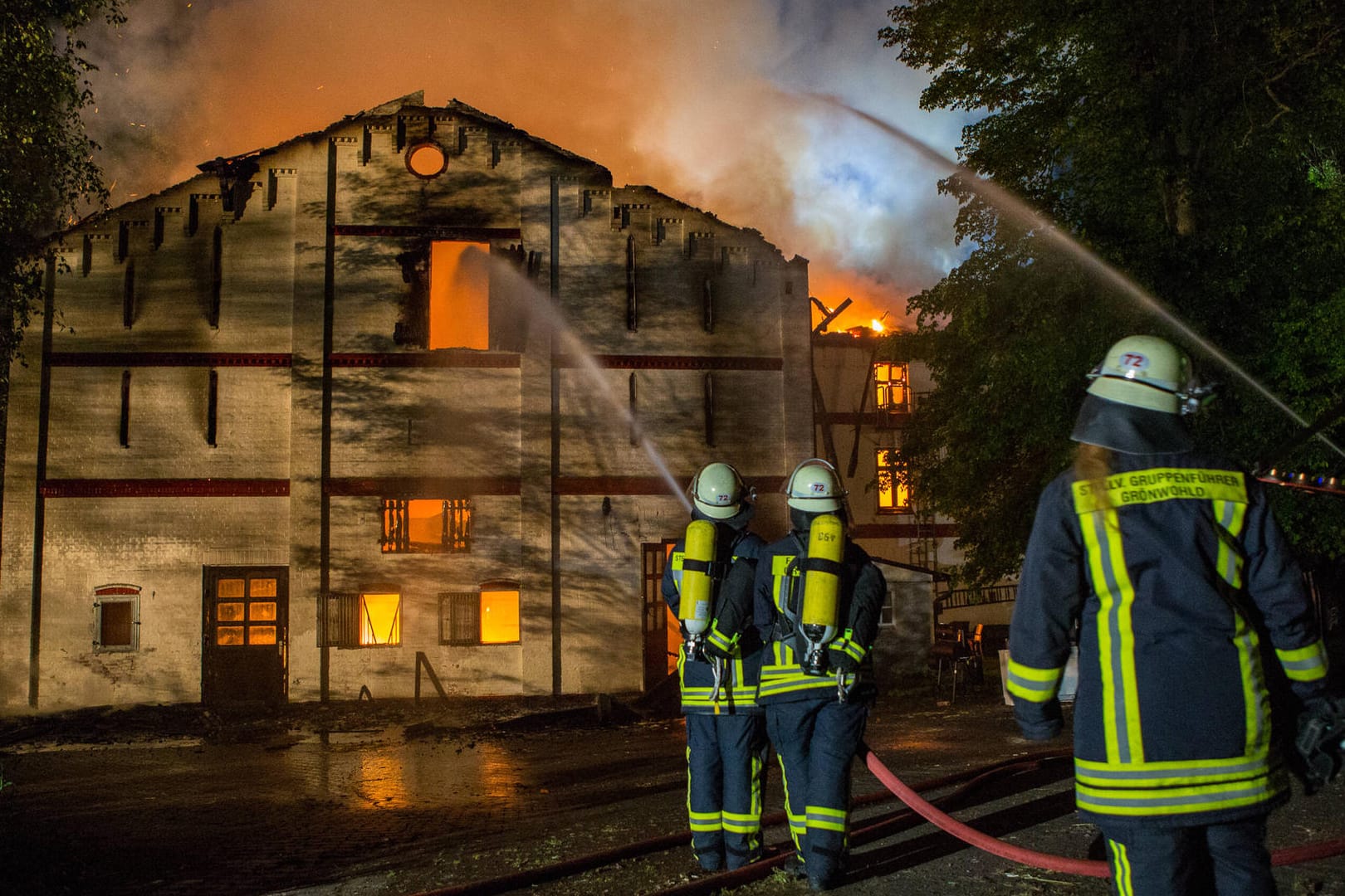 Großfeuer auf Gestüt Grönwohldhof: Zwei Pferde starben.