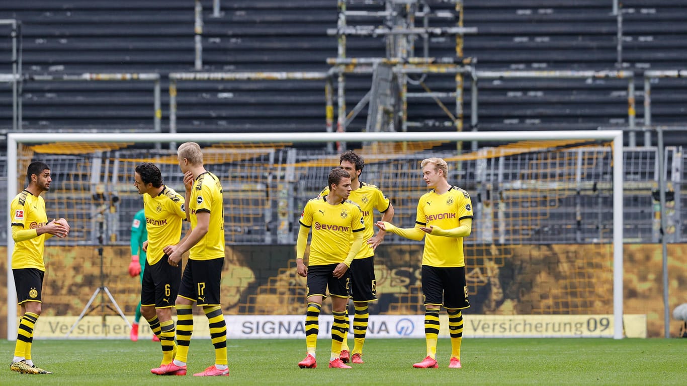 Revierderby wegen Corona-Krise vor leeren Rängen: Mats Hummels ( 2. v. r.) und seine Dortmunder gewannen am Wochenende 4:0 gegen Schalke 04.