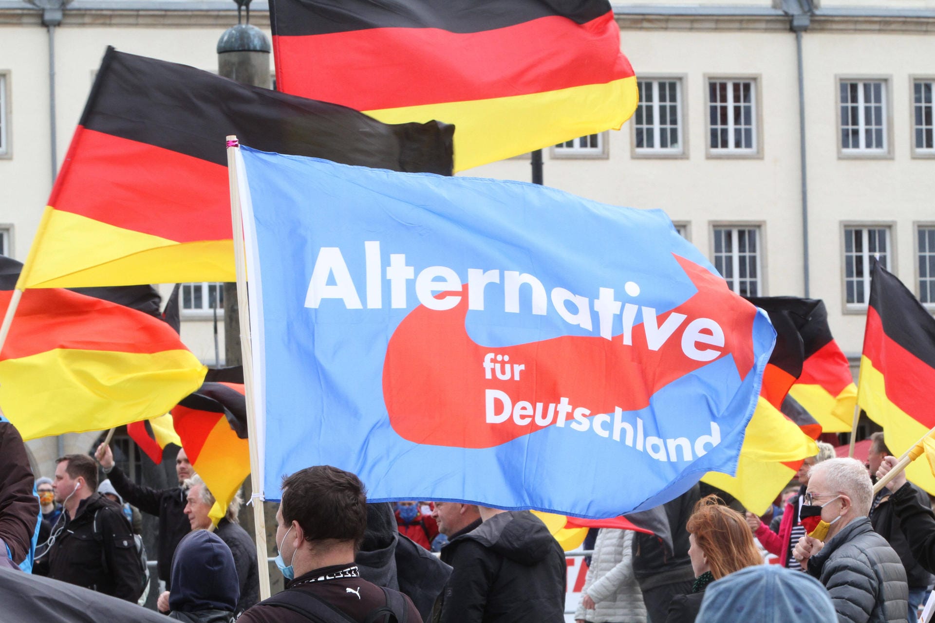 AfD-Fahne auf Anti-Corona-Demo (Symbolfoto): Stuttgarter Behörden haben eine solche Versammlung verboten.