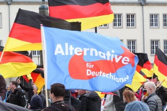 AfD-Fahne auf Anti-Corona-Demo (Symbolfoto): Stuttgarter Behörden haben eine solche Versammlung verboten.