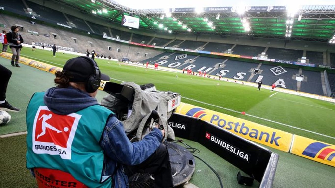 Alle Spiele der Fußball-Bundesliga werden weiter im Internet oder TV zu sehen sein.