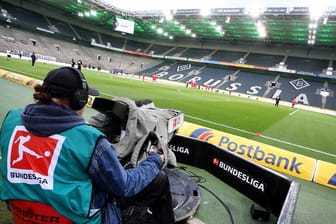 Alle Spiele der Fußball-Bundesliga werden weiter im Internet oder TV zu sehen sein.