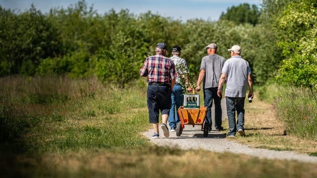 Mit Bollerwagen und Bier durch die Natur. Mit Bollerwagen und Bier durch die Natur.