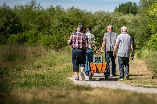 Mit Bollerwagen und Bier durch die Natur.