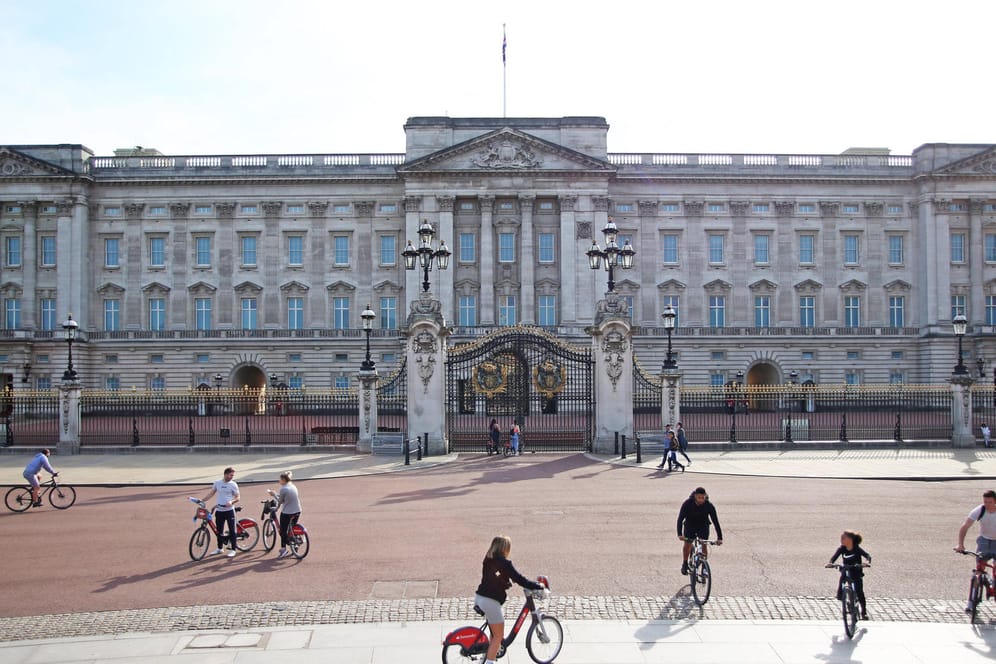 Buckingham Palace: Aktuell hat die Sehenswürdigkeit in London nur wenige Besucher. Das Foto entstand am 15. Mai 2020.