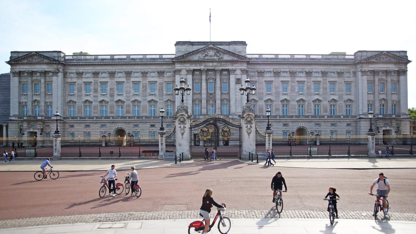 Buckingham Palace: Aktuell hat die Sehenswürdigkeit in London nur wenige Besucher. Das Foto entstand am 15. Mai 2020.
