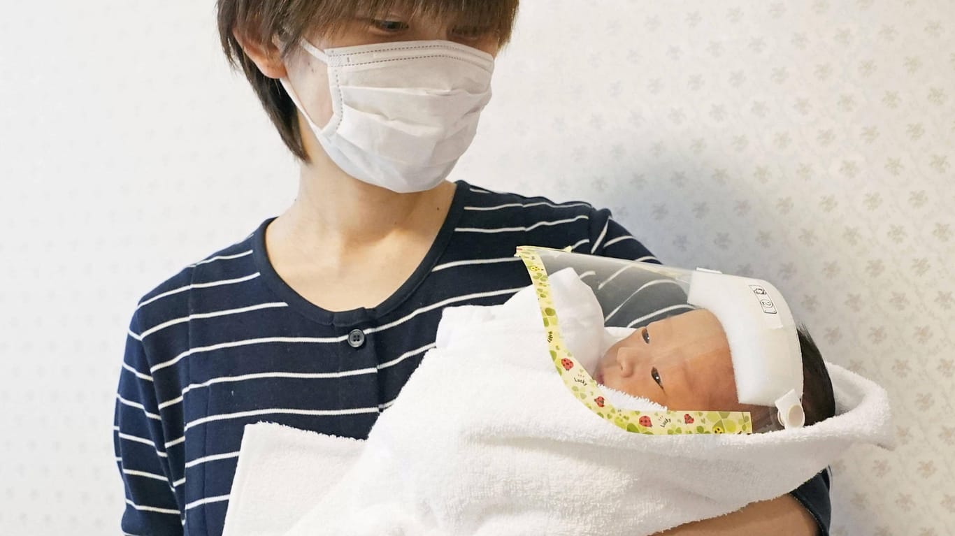 Ein Baby in Japan: In einer Weltpremiere sind einem Neugeborenen in Japan aus embryonalen Stammzellen gezüchtete Leberzellen transplantiert worden.
