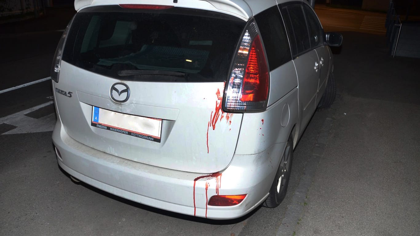 Blutspuren am Wagen: Der mutmaßliche Messerangreifer soll auch ein Fahrrad auf zwei Autos geworfen haben.