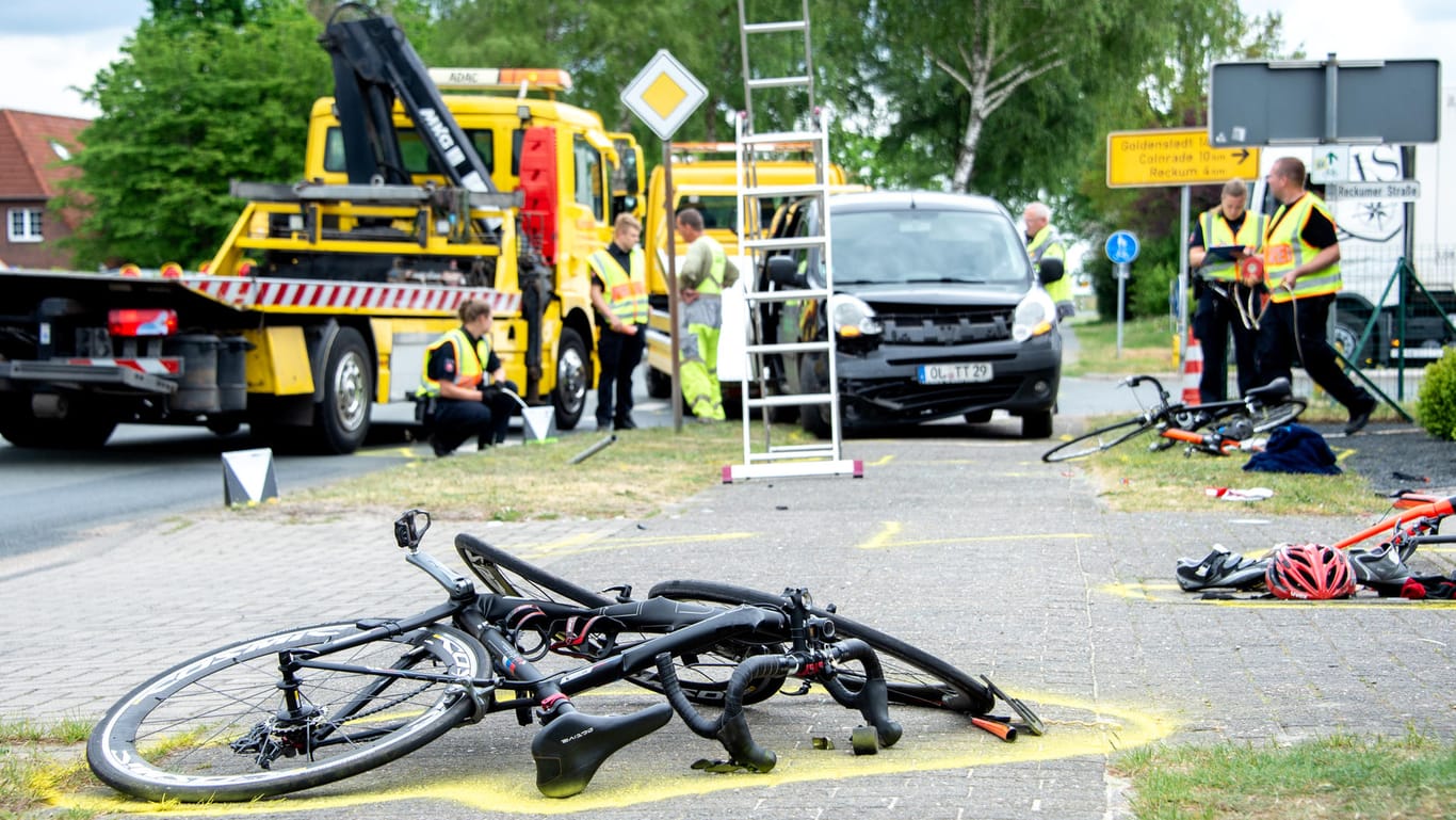 Mehrere Fahrräder liegen auf einem Gehweg: Im Kreis Oldenburg hat ein Auto beim Abbiegen an einer Kreuzung einen schweren Unfall mit einer Gruppe Radfahrern verursacht – eine Person kam dabei ums Leben.