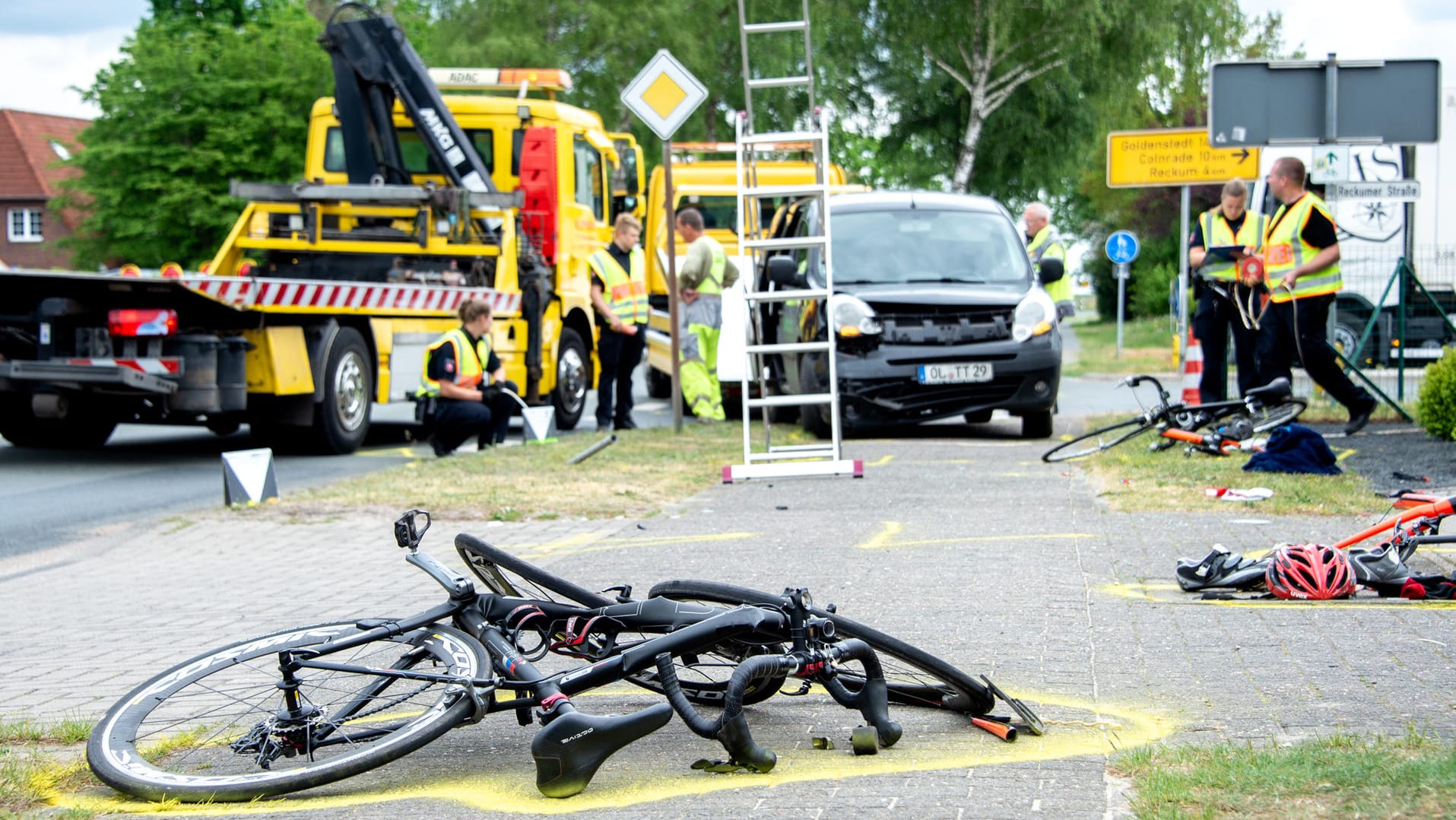 Mehrere Fahrräder liegen auf einem Gehweg: Im Kreis Oldenburg hat ein Auto beim Abbiegen an einer Kreuzung einen schweren Unfall mit einer Gruppe Radfahrern verursacht – eine Person kam dabei ums Leben. Mehrere Fahrräder liegen auf einem Gehweg: Im Kreis Oldenburg hat ein Auto beim Abbiegen an einer Kreuzung einen schweren Unfall mit einer Gruppe Radfahrern verursacht – eine Person kam dabei ums Leben.