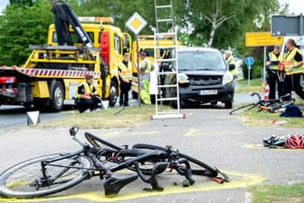 Mehrere Fahrräder liegen auf einem Gehweg: Im Kreis Oldenburg hat ein Auto beim Abbiegen an einer Kreuzung einen schweren Unfall mit einer Gruppe Radfahrern verursacht – eine Person kam dabei ums Leben.