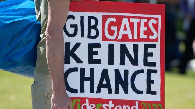 Nach Ansicht einiger Demonstranten gehört die Coronapandemie zu einem Plan von Microsoft-Gründer Bill Gates . Nach Ansicht einiger Demonstranten gehört die Coronapandemie zu einem Plan von Microsoft-Gründer Bill Gates .