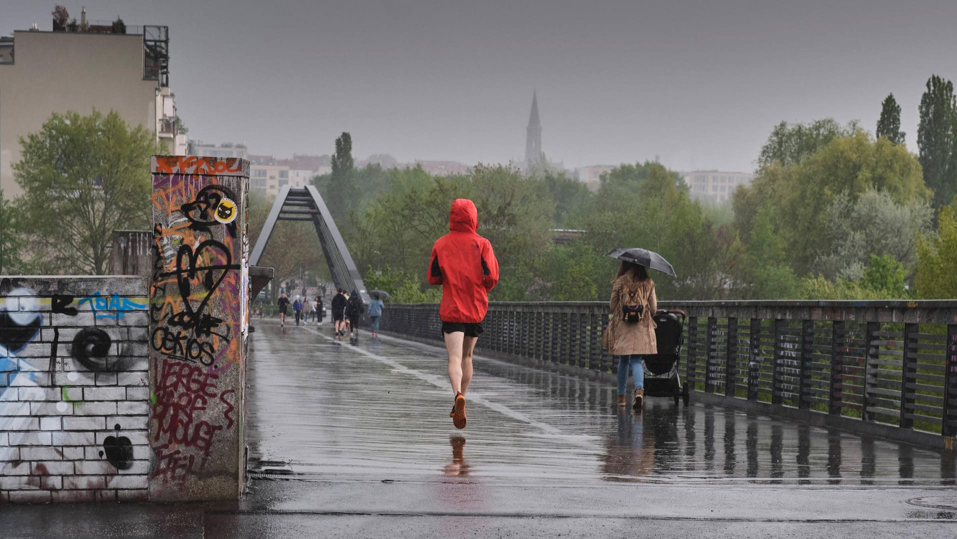 Regenwetter in Berlin: Auf den sonnigen Feiertag folgt Tief "Gudrun", das wieder unbeständiges Wetter nach Deutschland bringt. Regenwetter in Berlin: Auf den sonnigen Feiertag folgt Tief "Gudrun", das wieder unbeständiges Wetter nach Deutschland bringt.