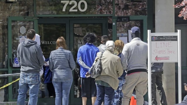 Menschen warten in Salt Lake City vor einem Arbeitsamt.