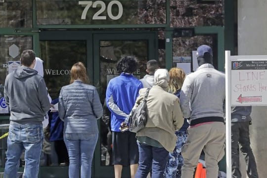 Menschen warten in Salt Lake City vor einem Arbeitsamt.