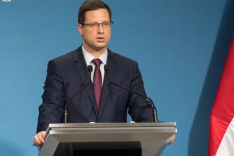 Ungarisches Regierungsmitglied Gulyas: Das Land schließt nun die umstrittenen Lager für Asylbewerber.