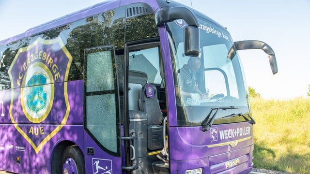 Demoliert: Der Aue-Mannschaftsbus nach dem Unfall auf dem Weg nach Nürnberg. Demoliert: Der Aue-Mannschaftsbus nach dem Unfall auf dem Weg nach Nürnberg.