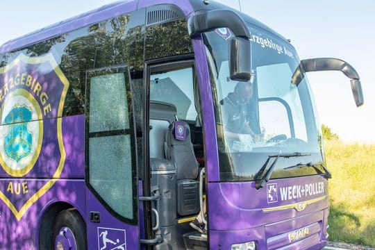 Demoliert: Der Aue-Mannschaftsbus nach dem Unfall auf dem Weg nach Nürnberg.