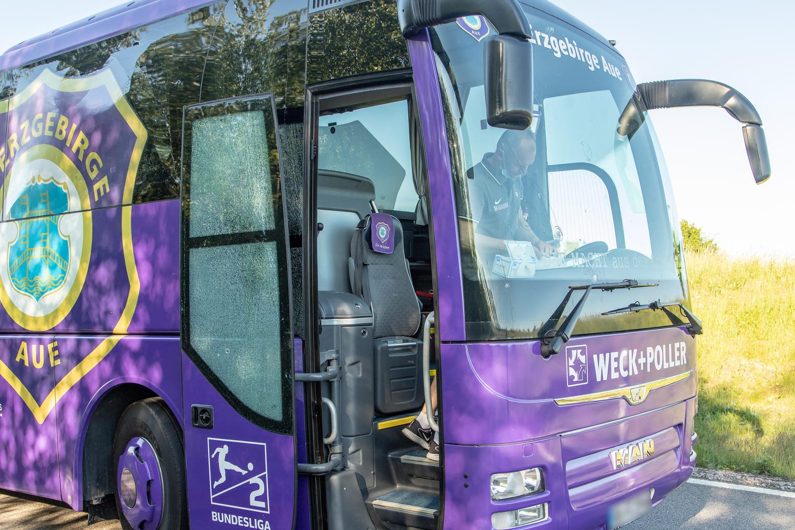 Der beschädigte Mannschaftsbus von Erzgebirge Aue. Die Spieler setzten die Fahrt in Privatfahrzeugen fort.