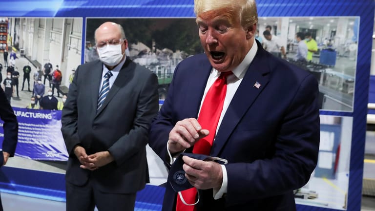 Donald Trump: Der US-Präsident behauptete, er habe die Maske nur vor den Augen der Presse nicht getragen.