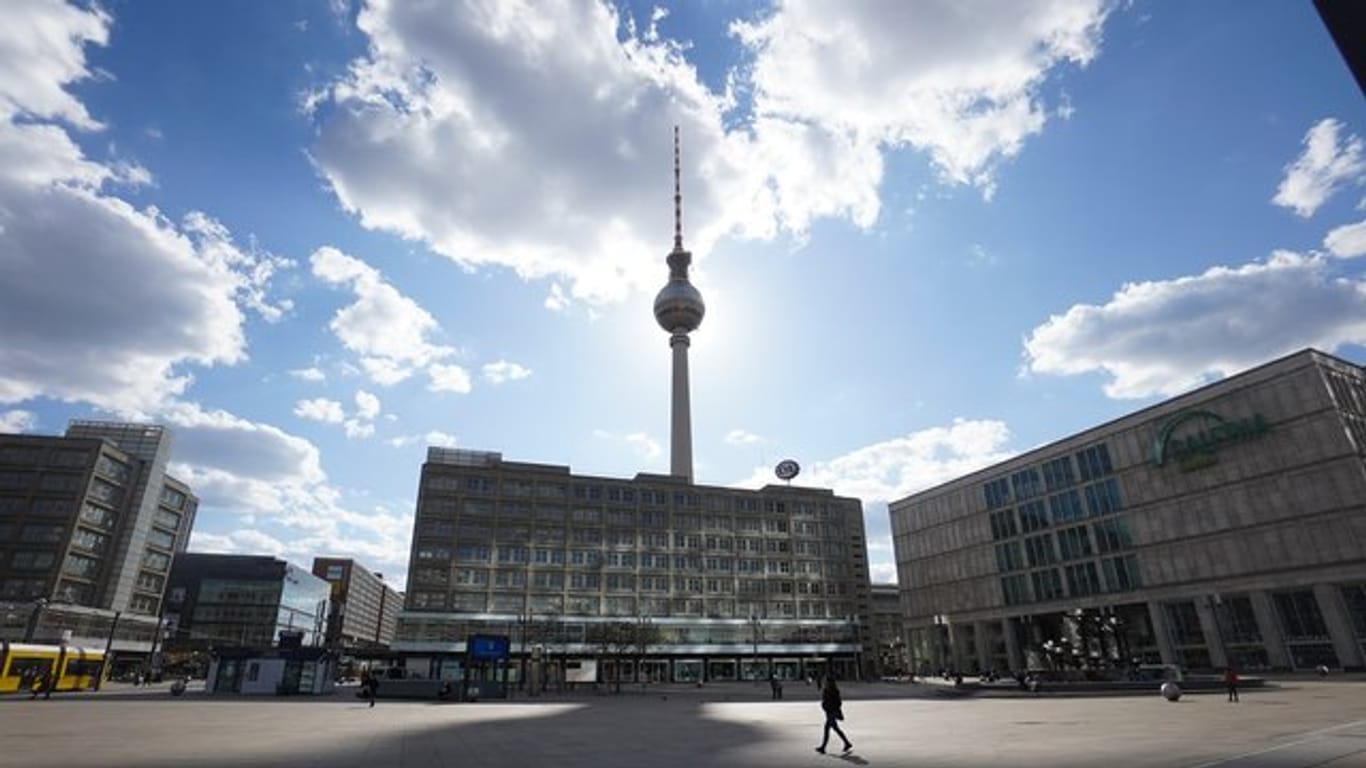 Der Schatten des Fernsehturms: Das Bauwerk befindet sich am Alexanderplatz in Berlin.Der Schatten des Fernsehturms: Das Bauwerk befindet sich am Alexanderplatz in Berlin.