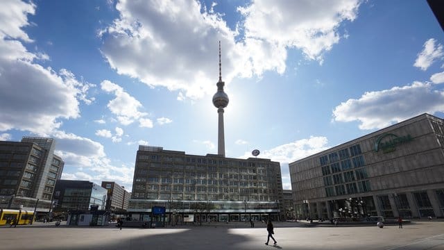 Der Schatten des Fernsehturms: Das Bauwerk befindet sich am Alexanderplatz in Berlin.Der Schatten des Fernsehturms: Das Bauwerk befindet sich am Alexanderplatz in Berlin. Der Schatten des Fernsehturms: Das Bauwerk befindet sich am Alexanderplatz in Berlin.Der Schatten des Fernsehturms: Das Bauwerk befindet sich am Alexanderplatz in Berlin.
