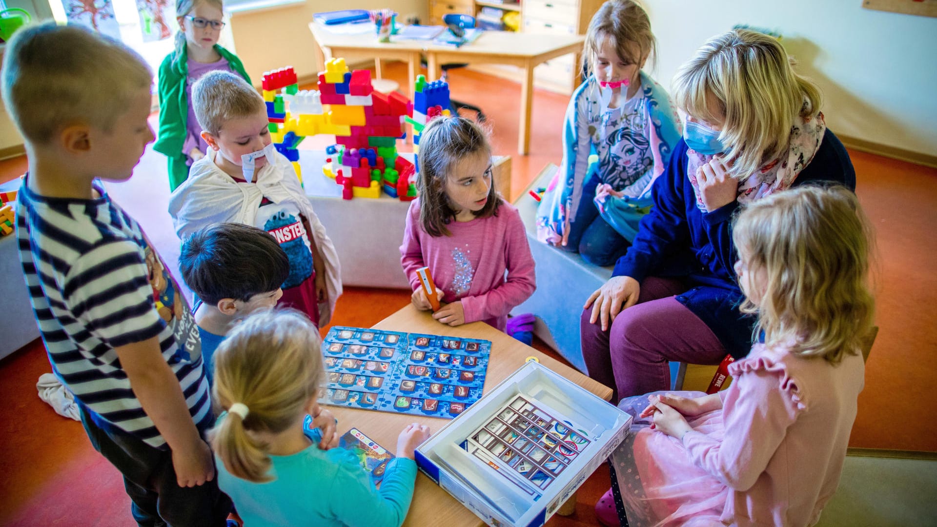 In den Kitas von Mecklenburg-Vorpommern zieht langsam wieder Normalität ein.