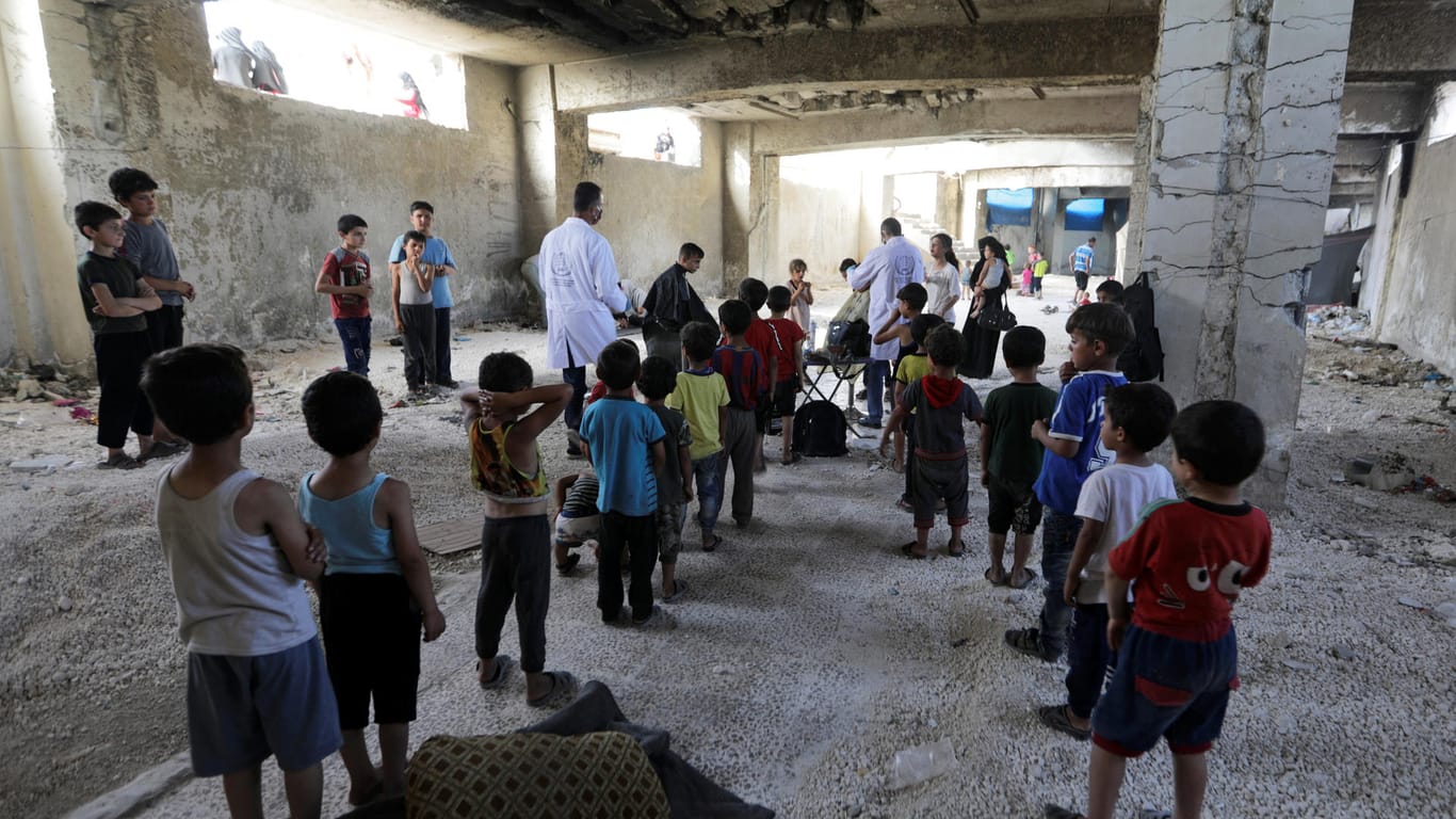Zum Fest des Fastenbrechens lassen sich Kinder in einer Ruine in der syrischen Enklave Idlib die Köpfe scheren.