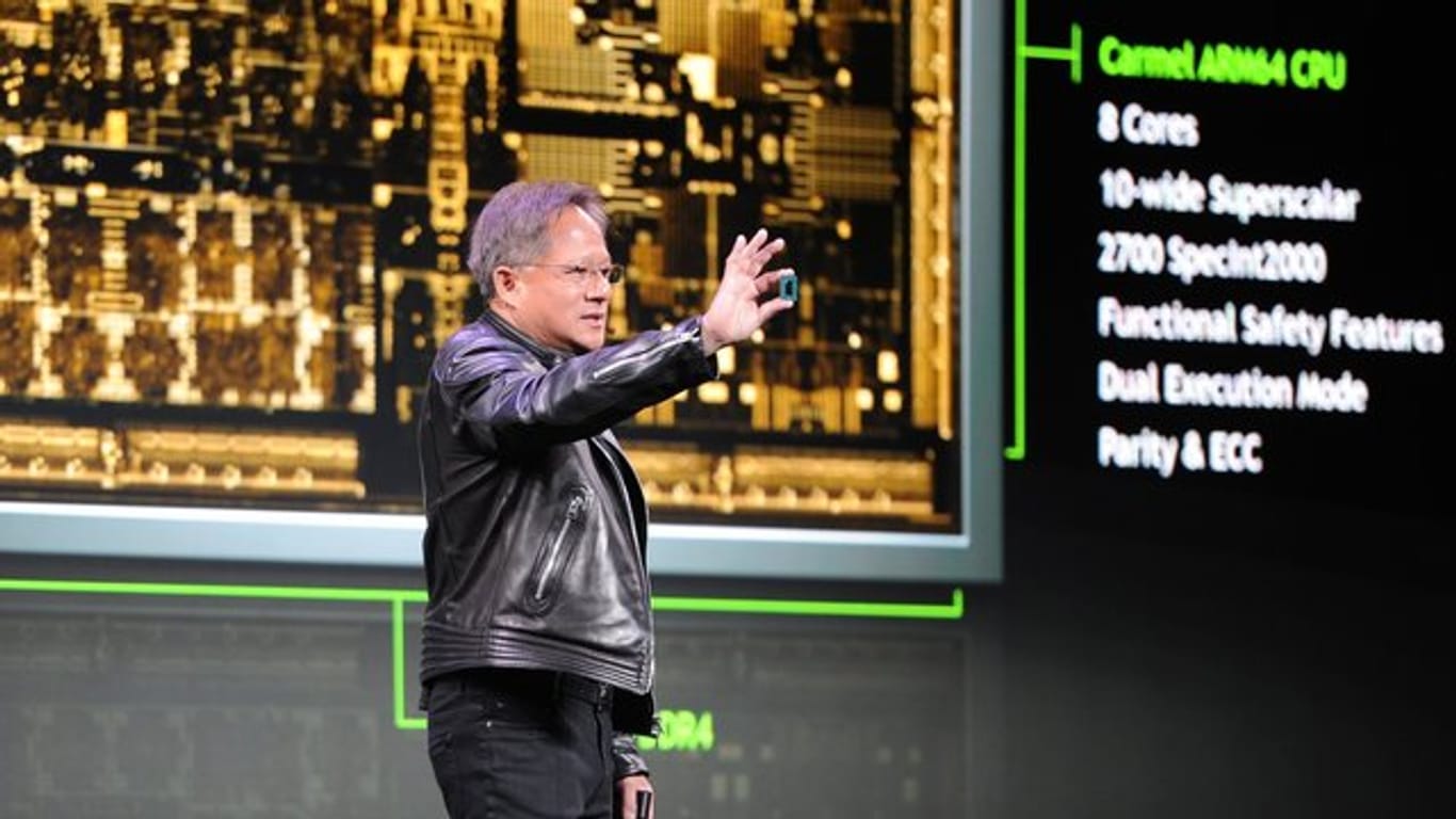 Der Chef des Chipspezialisten Nvidia, Jensen Huang, zeigt 2018 auf der Technik-Messe CES in Las Vegas einen Prototypen des Chips "Drive Xavier" für autonomes Fahren.