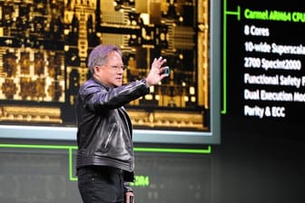 Der Chef des Chipspezialisten Nvidia, Jensen Huang, zeigt 2018 auf der Technik-Messe CES in Las Vegas einen Prototypen des Chips "Drive Xavier" für autonomes Fahren.