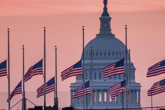 US-Flaggen wehen vor dem Kapitol in Washington auf halbmast.