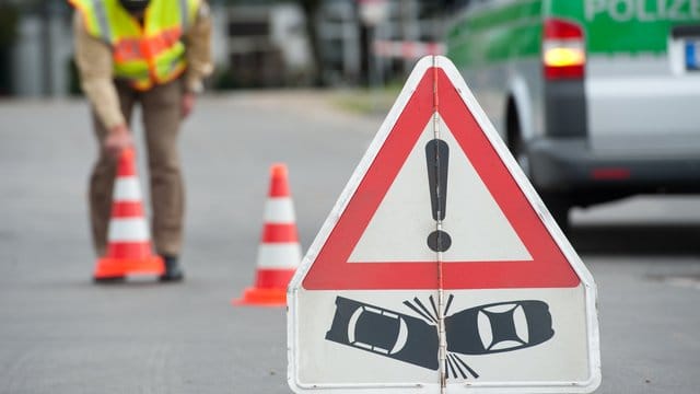 Gemeinden müssen bei engen und kurvigen Straßen nicht immer Warnschilder anbringen.