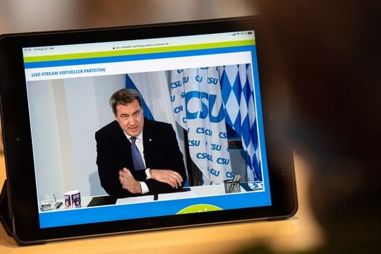 Ein Journalist beobachtet den Livestream vom CSU-Parteitag, bei dem Parteichef Markus Söder spricht.