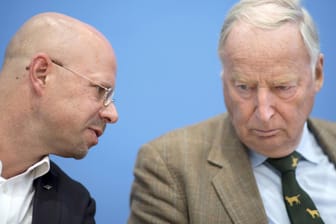 Andreas Kalbitz (li.) und Alexander Gauland (re.): Der AfD droht im Streit um Kalbitzs Rauswurf die Spaltung.