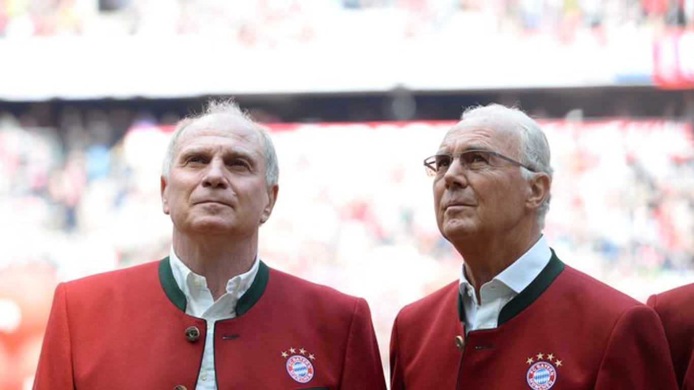 Wollen Bayerns Geisterspiel gegen Frankfurt live im Stadion verfolgen: Uli Hoeneß (l) und Franz Beckenbauer.