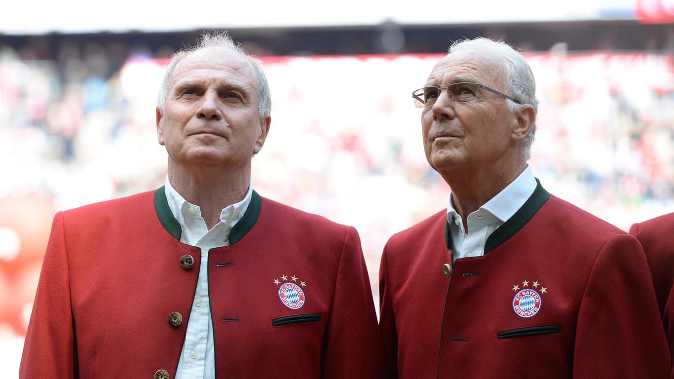 Die beiden Ehrenpräsidenten des FC Bayern Franz Beckenbauer (re.) und Uli Hoeneß: Beide schauen sich das erste Heimspiel des FC Bayern München nach dem Re-Start live im Stadion an.