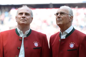 Die beiden Ehrenpräsidenten des FC Bayern Franz Beckenbauer (re.) und Uli Hoeneß: Beide schauen sich das erste Heimspiel des FC Bayern München nach dem Re-Start live im Stadion an.