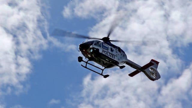 Ein Polizeihubschrauber fliegt während einer Suchaktion Ein Polizeihubschrauber fliegt während einer Suchaktion