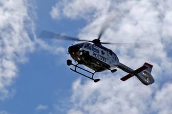 Ein Polizeihubschrauber fliegt während einer Suchaktion