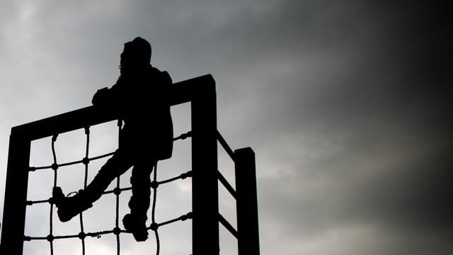 Ein kleines Mädchen spielt an einem Klettergerüst auf einem Kinderspielplatz: Im Norden und Südosten Erfurts sind besonders viele Kinder von Armut betroffen.