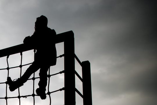 Ein kleines Mädchen spielt an einem Klettergerüst auf einem Kinderspielplatz: Im Norden und Südosten Erfurts sind besonders viele Kinder von Armut betroffen.